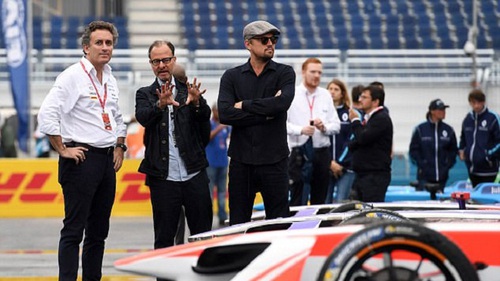 Leonardo DiCaprio bị bắt gặp đeo máy trợ tim khi ra đường