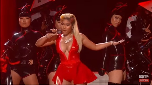 BET Awards: Nicki Minaj 'cháy' hết mình, khoe 3 vòng bốc lửa trên sân khấu