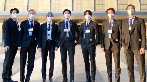 Phát biểu 'động chạm' BTS, MC nổi tiếng của 'Late Late Show' bị tẩy chay