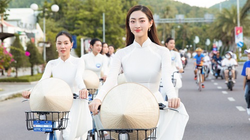 Ngắm dàn người đẹp Miss World mặc áo dài, đạp xe dọc thành phố biển