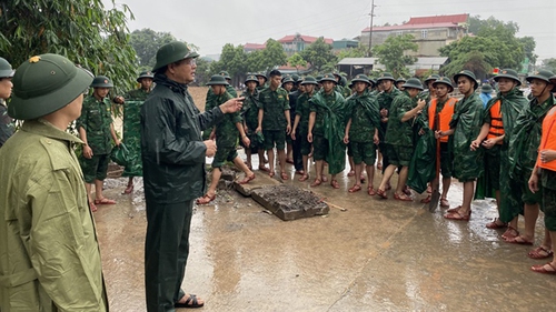 Khen thưởng chiến sỹ Công an giải cứu hơn 100 học sinh trong đêm mưa lũ