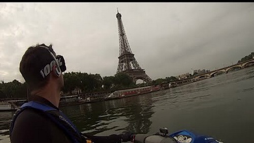 VIDEO: Mưa xối xả làm ngập cả tàu điện ngầm Paris