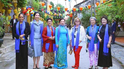 Các Phu nhân Trưởng đoàn APEC 2017 đi thăm Phố cổ Hội An