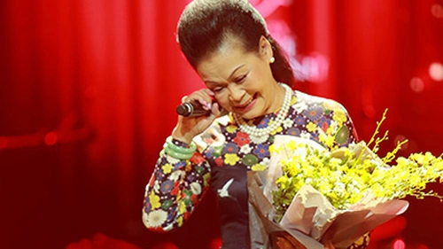 VIDEO: Hồng Nhung hát mừng sinh nhật 'chị' Khánh Ly