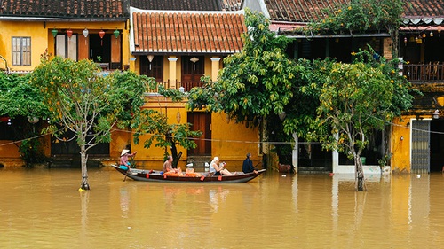 Siêu bão Mangkhut - Bão số 6 giật cấp 16 tăng tốc đổ bộ đất liền