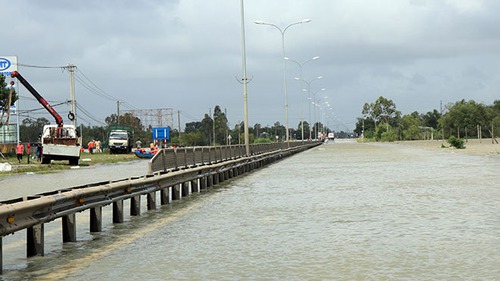 Không khí lạnh mạnh, Miền Trung còn ngập lụt, Hà Nội mưa rào lạnh 13 độ C