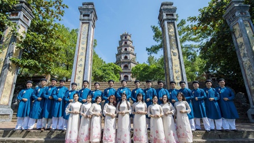 Chuyện mặc áo dài ngũ thân: 'Có chút chạnh lòng nhưng không chùn bước'