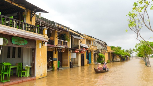 Cảnh báo lốc xoáy trên biển, lũ lụt trên đất liền