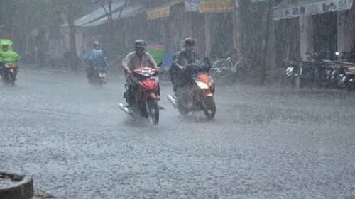 Dự báo thời tiết: Vùng áp thấp gây mưa lớn, dông mạnh trên Biển Đông và đất liền