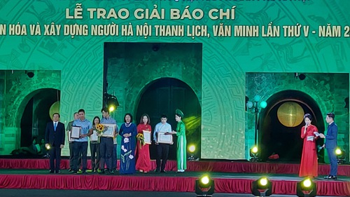 Trao Giải báo chí về Phát triển văn hóa và xây dựng người Hà Nội thanh lịch, văn minh lần thứ V - năm 2022