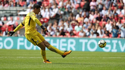 Courtois đá 11m như... phát bóng, Conte vẫn lên tiếng bảo vệ