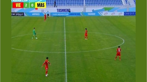 U23 Việt Nam: Văn Chuẩn như Neuer, lên giữa sân 'đá ma' với đồng đội khi U23 Malaysia bất lực