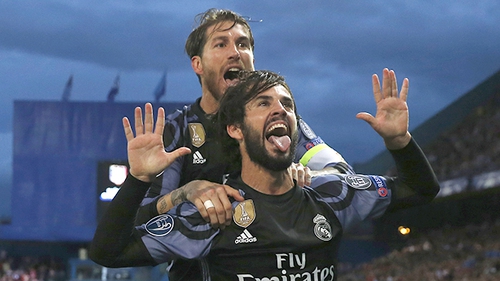 Isco bất ngờ hôn môi Sergio Ramos khi được trả lời phỏng vấn