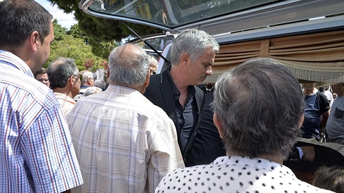 Mourinho nghẹn ngào trong ngày đưa tang cha