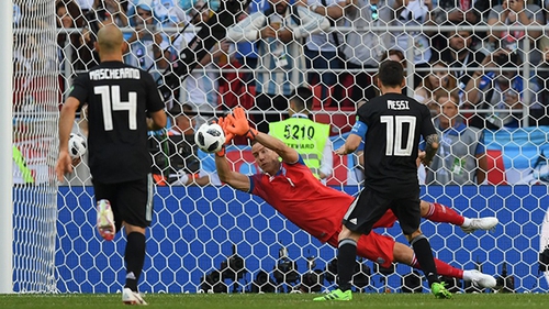 Ronaldo gọi bằng hat-trick, Messi đáp trả bằng... đá hỏng penalty, Argentina trả giá