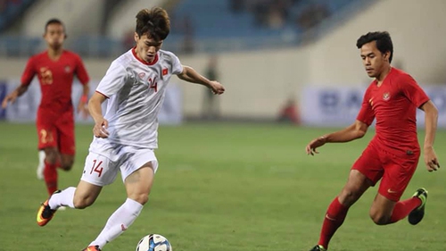 VIDEO: Xem Hoàng Đức xoay compa đẳng cấp trong vòng cấm của U23 Indonesia