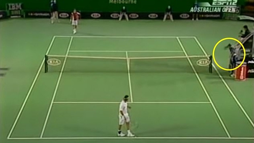 Fan Djokovic kèn cựa vì Federer từng làm điều tương tự nhưng vô sự