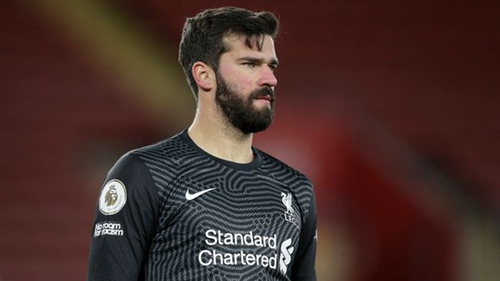 Alisson Becker nén đau mất bố, ở lại Anh thi đấu