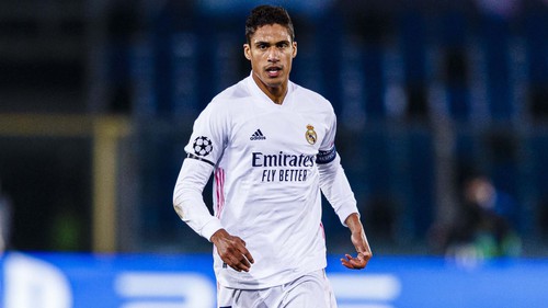 Bóng đá hôm nay 28/3: MU duyệt chi 60 triệu cho Varane. Ronaldo nổi giận ném băng đội trưởng