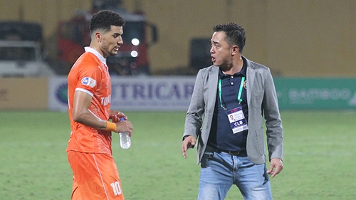 HLV Đức Thắng nổi nóng với học trò ngay trên sân