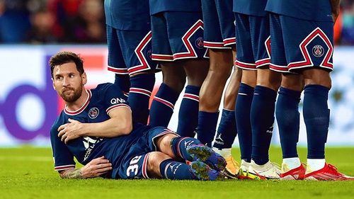 Vì sao Messi phải nằm làm rào chắn đá phạt?