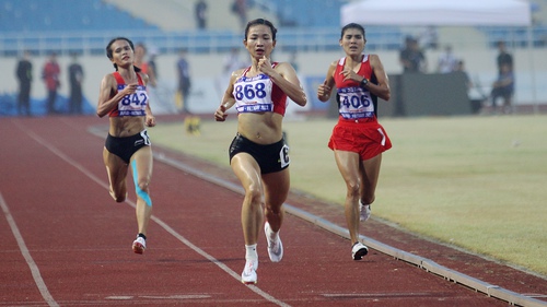 Nguyễn Thị Oanh 'bay' ở đường chạy Mỹ Đình