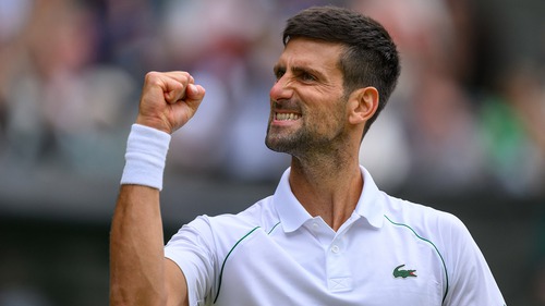 Djokovic ăn mừng kiểu lạ sau pha ghi điểm ngoạn mục ở Tứ kết Wimbledon