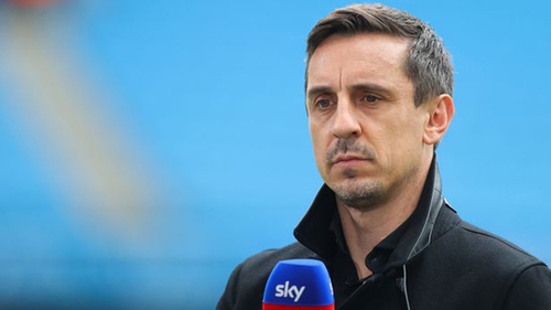 Gary Neville phản đối hoãn Ngoại hạng Anh để tưởng nhớ Nữ hoàng Anh Elizabeth II