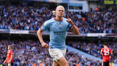 Gary Neville khó hiểu khi thấy Eriksen phải theo kèm Haaland