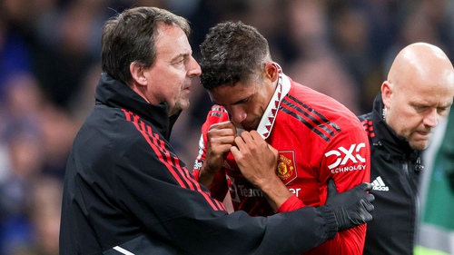 Varane bị chấn thương: Pháp buồn 1, MU lo 10