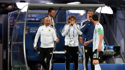 HLV Sampaoli phải 'xin phép' Messi để được thay Aguero vào sân