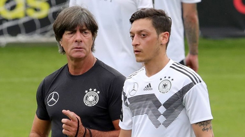 Arsenal ngăn cản ĐT Đức nói chuyện với Mesut Oezil