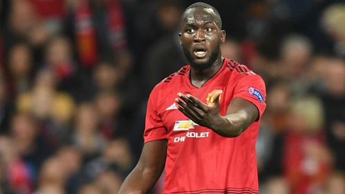 Fan M.U phẫn nộ và suy sụp trước những pha đỡ bóng siêu tệ của Lukaku