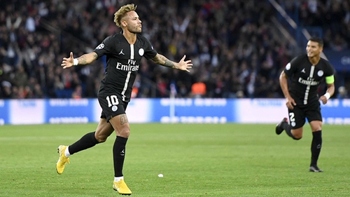 Neymar lập hai 'siêu phẩm' sút phạt trong hat-trick ghi cho PSG