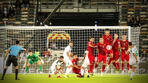 Chỉ có De Gea MAY RA mới có thể thay Văn Lâm cứu thua được cú đá của Ali Adnan