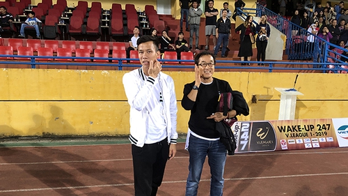 VIDEO: HLV Lee Young Jin động viên Quế Ngọc Hải, chúc mừng Bùi Tiến Dũng