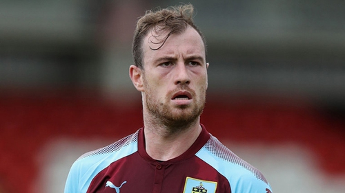 CĐV Liverpool hết mình cổ vũ Ashley Barnes, nhưng con của tiền đạo này là fan... Man City