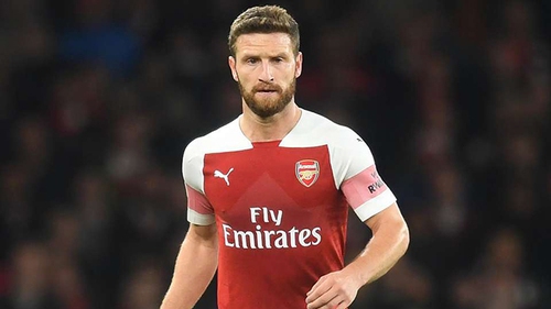 Mustafi gây sốt khi rê dắt như Messi rồi tạt bóng thảm họa khiến Aubameyang bật cười