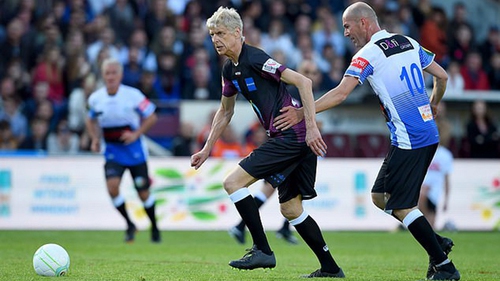 HLV Arsene Wenger gây sốt với pha bóng vượt qua Zidane