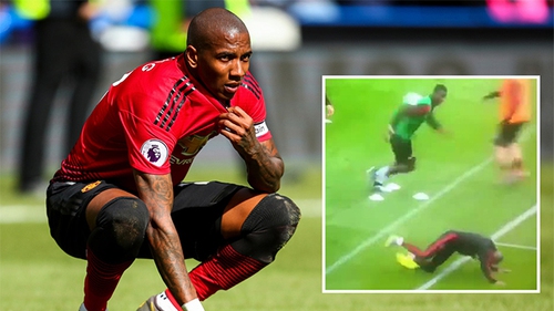 Ashley Young vấp ngã trong lúc khởi động, báo hiệu MU thất bại trong cuộc đua Top 4