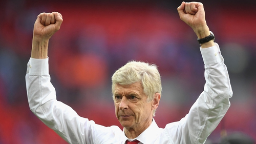 Arsene Wenger ở lại Arsenal thêm 2 năm