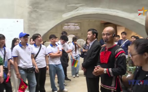 Kiều bào trẻ trải nghiệm văn hóa cà phê tại Bảo tàng Thế giới Cà phê