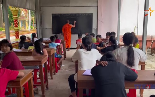 Mùa hè ý nghĩa với những lớp học chữ Khmer trong chùa