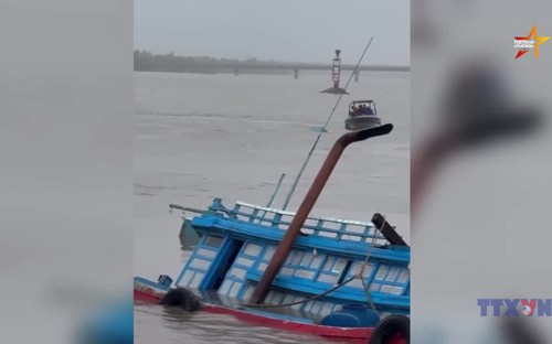 Cảnh sát đường thủy đưa thuyền viên tàu bị lật vào bờ