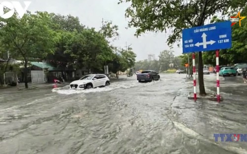 Mưa lớn kéo dài, nhiều tuyến đường ngập sâu tại Thanh Hoá