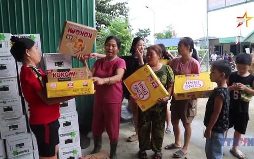 Người dân Nghệ An dọc tuyến quốc lộ 7 chạy lũ trong đêm