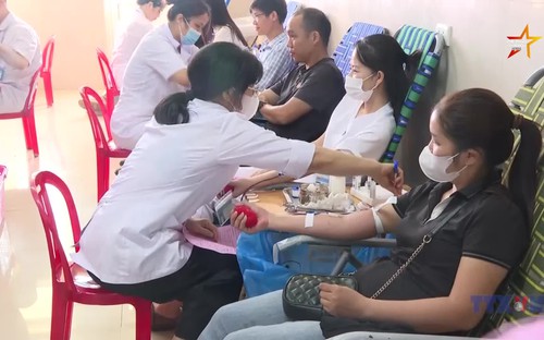 Hàng trăm tình nguyện viên tham gia chương trình “Hiến máu khẩn cấp”