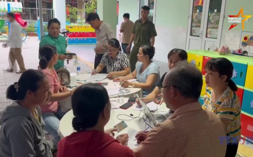 Người dân Huế phấn khởi nhận quà Tết Độc lập