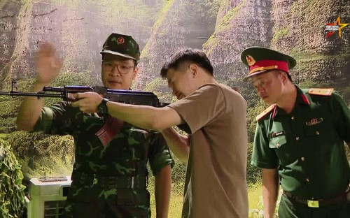 Trải nghiệm bắn súng như thật ‘gây sốt’ tại Triển lãm 80 năm