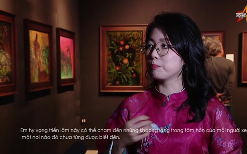 Hoa xấu hổ và chuyện về sức sống của người phụ nữ trong tranh sơn mài